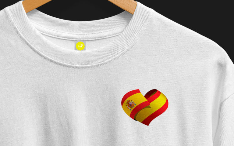 Camiseta con corazón España entrelazado